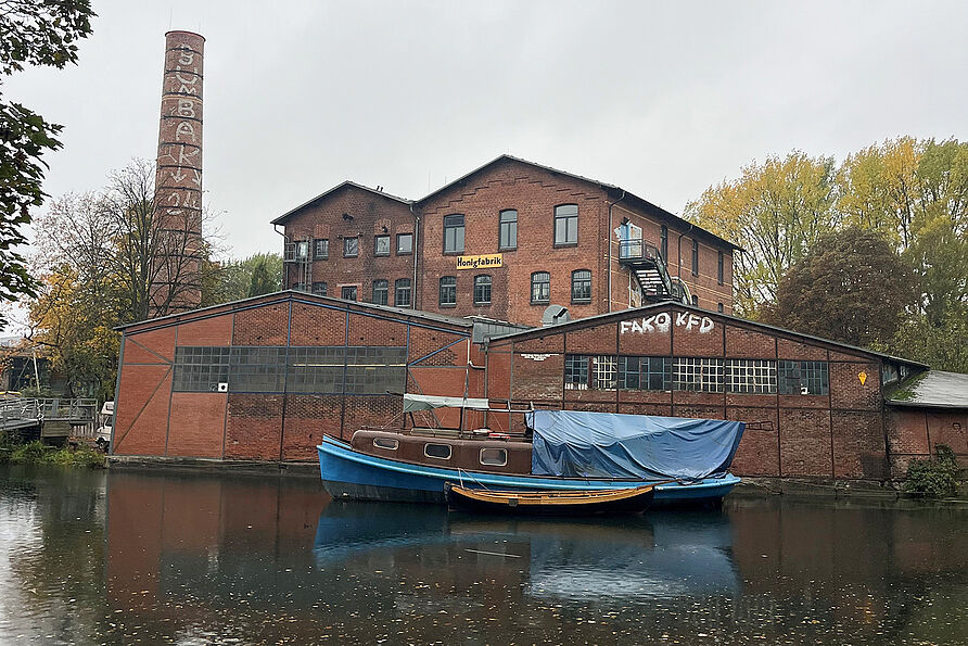 Hier prallen Hafen und Stadt aufeinander. 