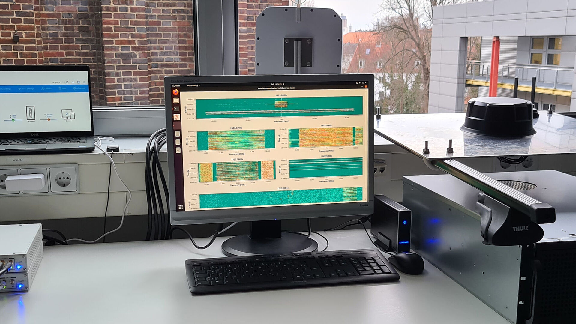 Computer und Antenne zur Aufnahme des 5G Netzes