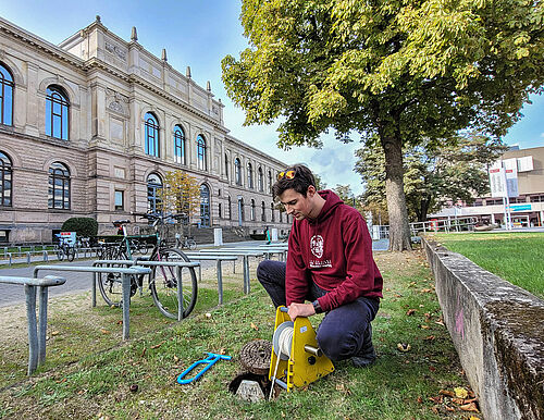 Messung des Grundwasserstands mit einem Kabellichtlot auf dem Zentralcampus der TU Braunschweig