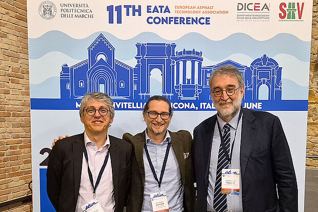 Vizepräsident Prof. Cédric Sauzéat, Universität Lyon (Frankreich), der neue EATA-Präsident Prof. Michael P. Wistuba und der vorhergehende Präsident Prof. Gabriele Tebaldi, Universität Parma (Italien). 