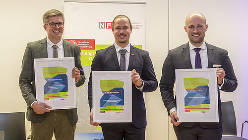 Verleihung der 5. NFF-Doktorandenpreise am 13. November 2023: Die drei Preisträger Dr.-Ing. Christian Raulf (IK), Dr.-Ing. Marvin Klingner (IfN) und Dr.-Ing. Axel Sturm (ifF).
