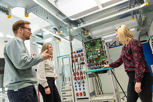 Offener Photovoltaik-Wechselrichter einer haushaltsüblichen Photovoltaik-Anlage