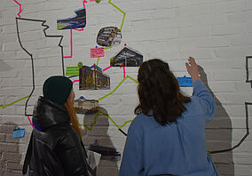 Zwei Menschen betrachten die Impact Wall