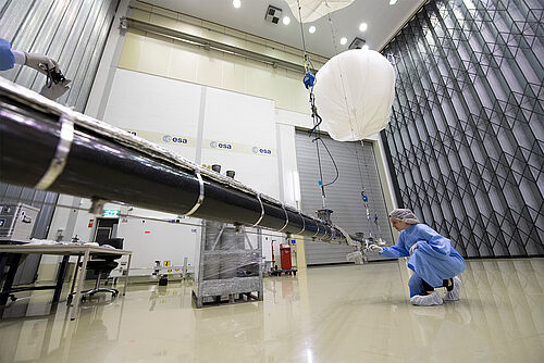 Eine Testversion des Instrumentenmastes, wie er im JUICE-Orbiters zum Einsatz kommt, hier bei Vorbereitungen im European Space Research and Technology Centre (ESTEC), Noordwijk, in den Niederlanden