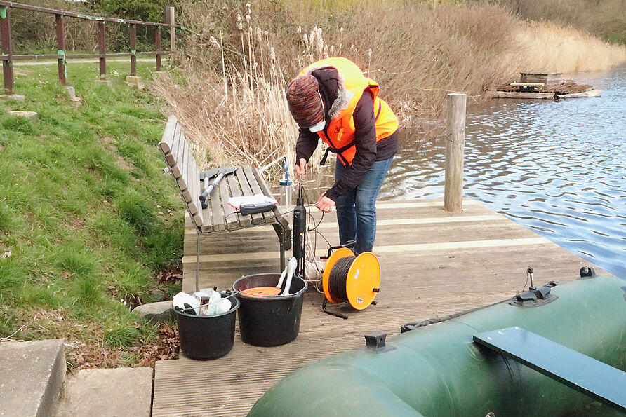 Technikerin Daniela Misch bereitet die Messgeräte zur Probenahme am Spielmannsteich vor.
