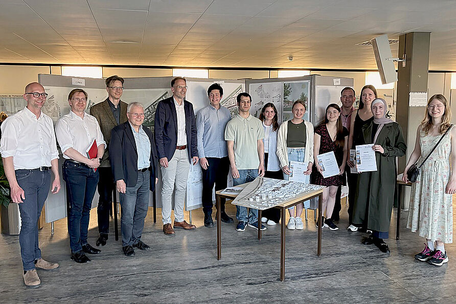 Alle Mitwirkenden des Entwurfsstudios kamen zur Preisverleihung im Rathaus der Stadt Salzgitter zusammen (von links nach rechts: Olaf Mumm (ISU), Bernd Wiesner (Fachgebietsleiter Stadtplanung, Stadt Salzgitter), Jan Holzenbecher (Klimaschutzmanager Stadt Salzgitter), Bernd Waldmann (Baudirektor Stadt Salzgitter), Michael Tacke (Stadtrat für Bauen, Stadtplanung, Umwelt bei der Stadt Salzgitter), Daniel Grenz (ISU), Cemal Akyol (Student TU Braunschweig), Chantal Karadag (ehem. ISU), Julia Adamski (Preisträgerin 2. Platz), Alessa Zinn (Preisträgerin 1. Platz), Christian Striese (Ortsbürgermeister Ortsrat Nordost, Ratsherr der Stadt Salzgitter), Dana de Voß (Preisträgerin 1. Platz), Amar Leila (Preisträgerin 3. Platz) und Tabea Eschemann (Studentin TU Braunschweig), nicht auf dem Bild: Professorin Vanessa Miriam Carlow (ISU), Sabine Kruse (FG Stadtplanung, Team Sonderplanung, Stadt Salzgitter)