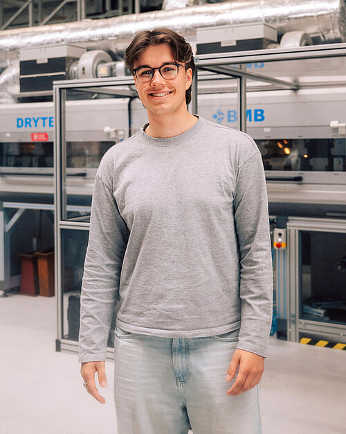 Studierender Batterie- und Wasserstofftechnologie