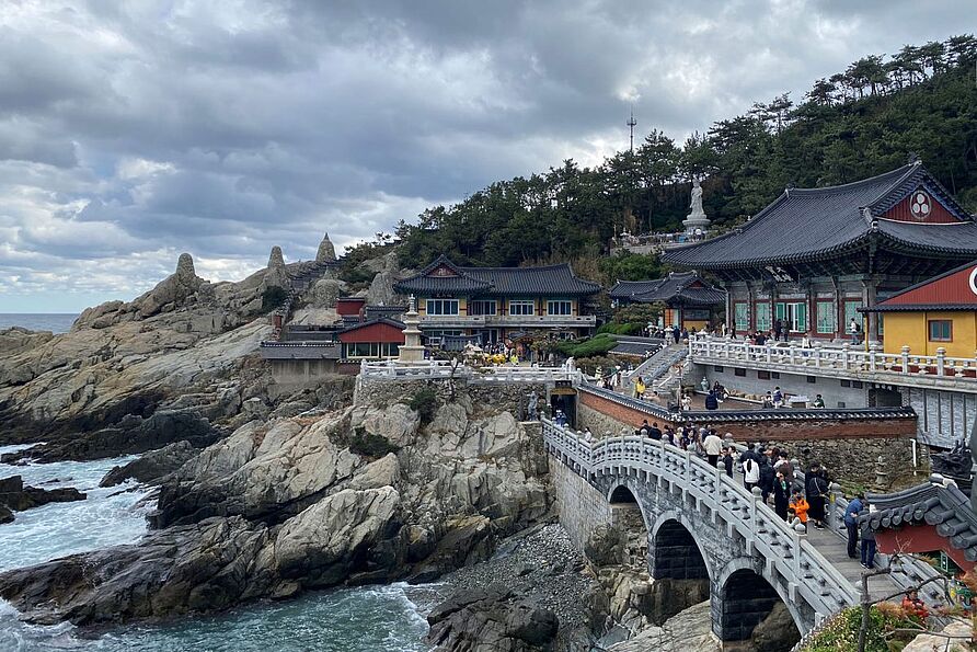 Südkorea ist zwar nicht besonders groß, aber es hat sehr schöne Städte wie z.B. Busan. Ein Besuch im berühmten Yongkungsa Tempel ist ein Muss.