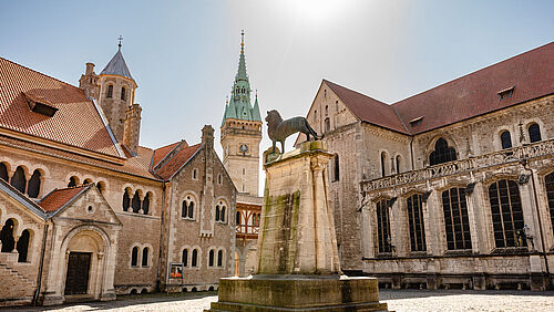 Der Burgplatz in der Stadt Braunschweig bei Sonnenschein.