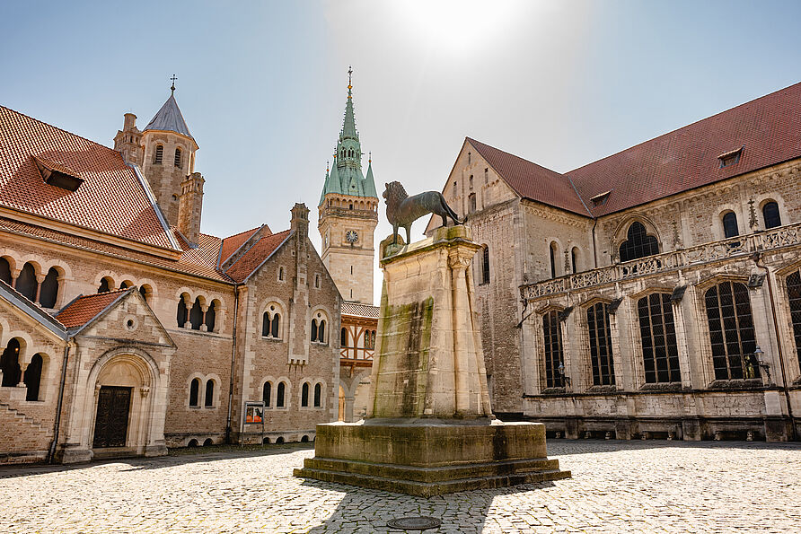 Der Burgplatz in der Stadt Braunschweig bei Sonnenschein.