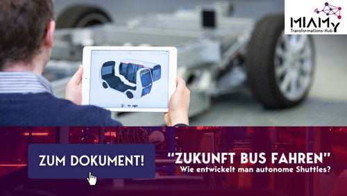 Forscher hält eine Simulation eines autonomes Shuttles auf einem Tablet in der Hand.