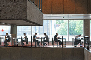 Studierende in der Universitätsbibliothek