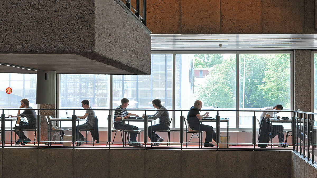 Studierende in der Universitätsbibliothek