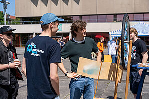 Schüler drehen beim Stand der studentischen Initiative Ingenieure ohne Grenzen am Pechrad
