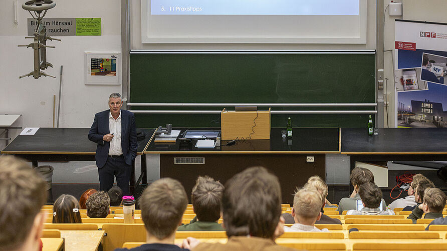Dr. Stefan Loth bei der NFF-Vortragsreihe an der TU Braunschweig am 13.01.2026. Blick aus den Hörsaalreihen.