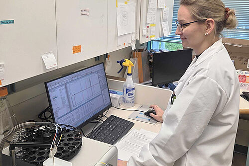 Foto mit Hanna Voß-Willenbockel im Labor an einem Computer