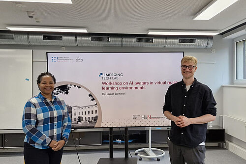 Ein spannender Workshop zu KI-Avataren in virtuellen Lernumgebungen unter der Leitung von Dr. Lukas Dehmel (rechts).