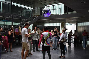 Tanzende Personen Community Café