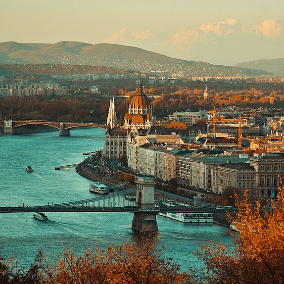 Ansicht eines grauen Gebäudes in der Nähe eines Gewässers in Budapest