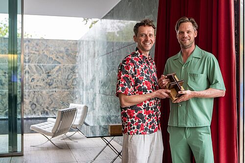 Die beiden Architekten Gustav Düsing und Max Hacke mit der Trophäe des EUmies Award. 