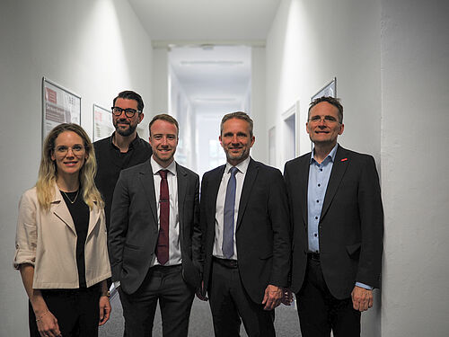 Porträtfoto von Doktorand und Prü­fungs­kom­mis­si­on