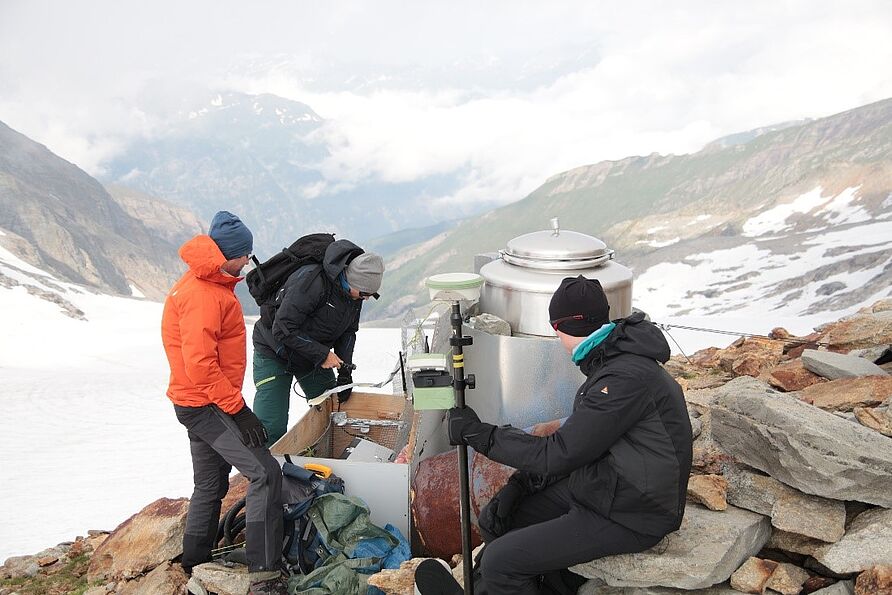 Spectral induced polarisation measurement station. In photo: Matthias Bücker, Lukas Aigner and Johannes Hoppenbrock.