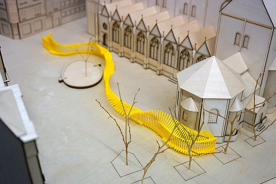 Ronja Gutermann hat einen gelben Sonnenfächer mit verstellbaren Lamellen, der wie eine Skulptur wirkt, entworfen. Alle Entwürfe sind im Architekturpavillon zu sehen.
