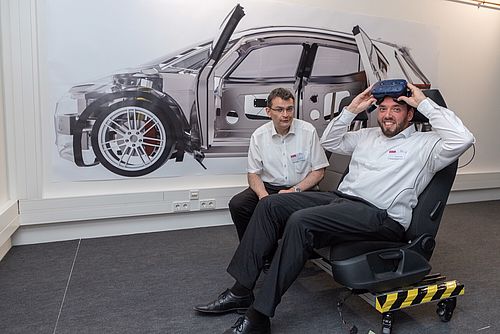 Professor Thomas Vietor (Leiter des Instituts für Konstruktionstechnik) und Benjamin Bader (wissenschaftlicher Mitarbeiter) im VR-Labor am NFF in Braunschweig.