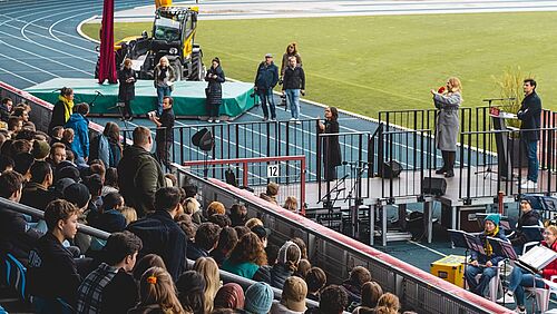 Erstsemesterbegrüßung der TU Braunschweig im Eintracht-Stadion: Pauline Fellenberg und Adrian Sonka sprechen zum Thema autonomes Fahren