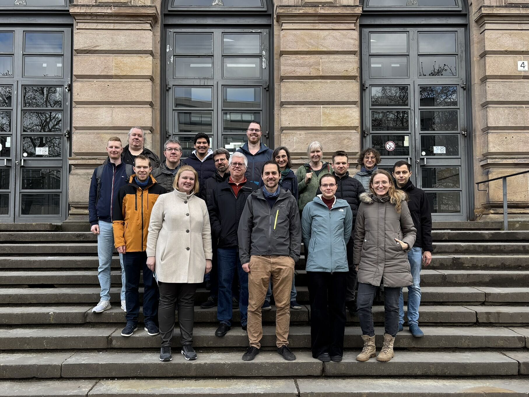 Mitglieder des Instituts für Datentechnik und Kommunikation vor dem Altgebäude der TU Braunschweig