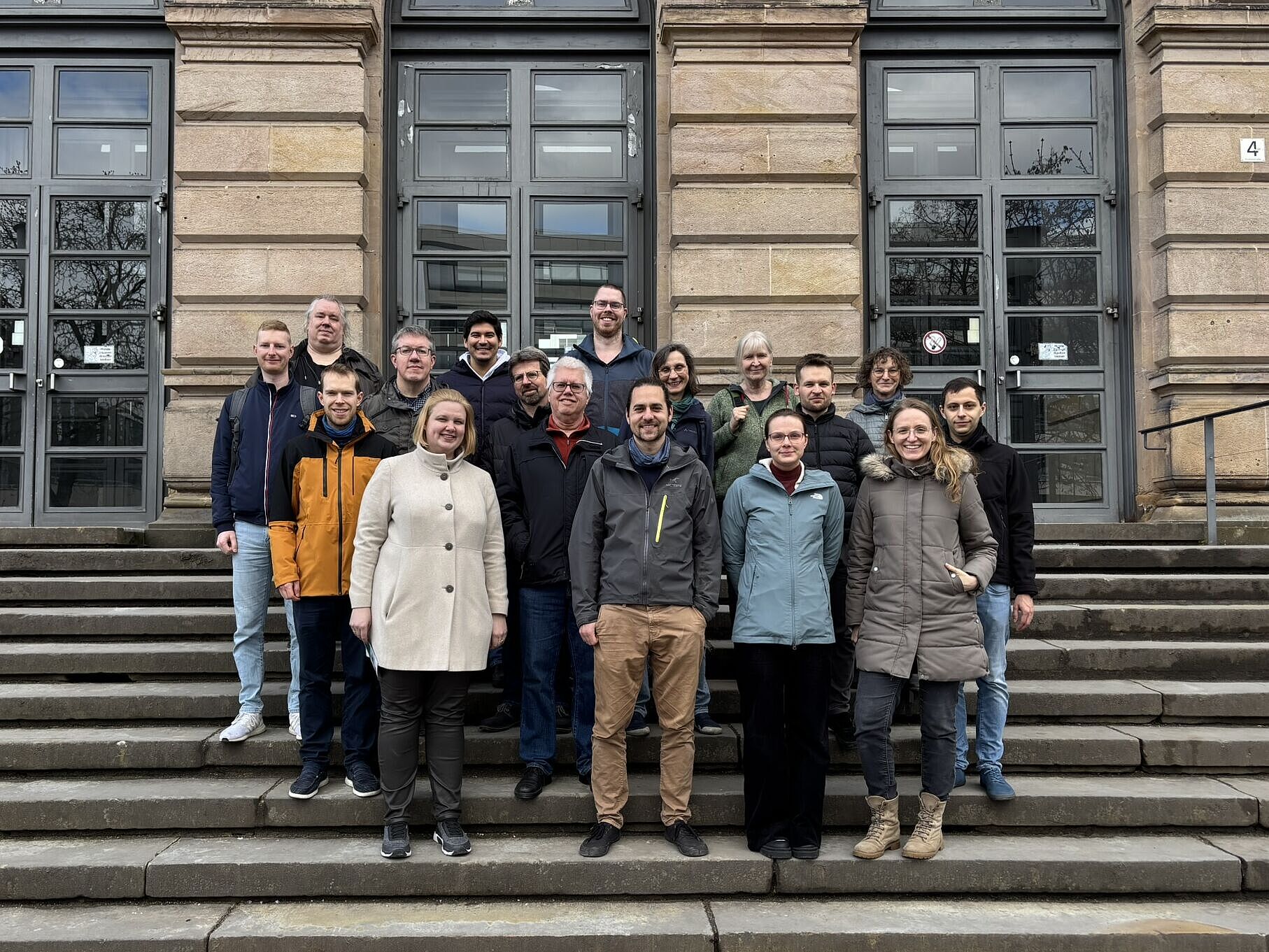 Mitglieder des Instituts für Datentechnik und Kommunikation vor dem Altgebäude der TU Braunschweig