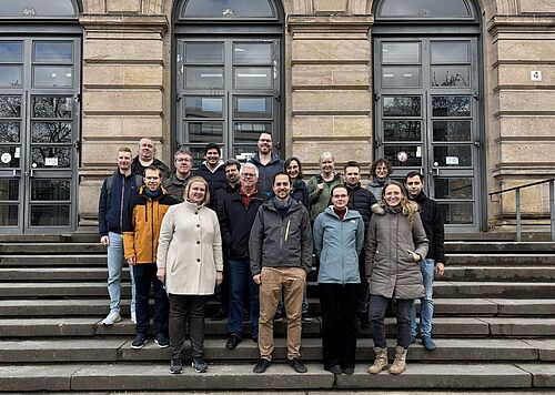Mitglieder des Instituts für Datentechnik und Kommunikation vor dem Altgebäude der TU Braunschweig