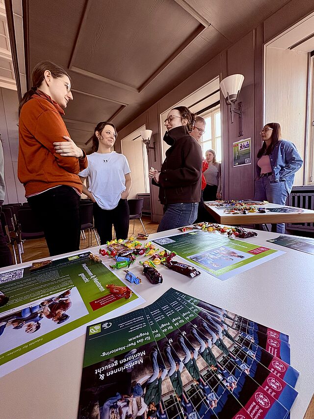 Studierende an Infotisch