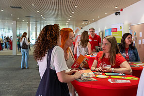 Eine Schülerin lässt sich am Stand der Zentralen Studienberatung beraten.
