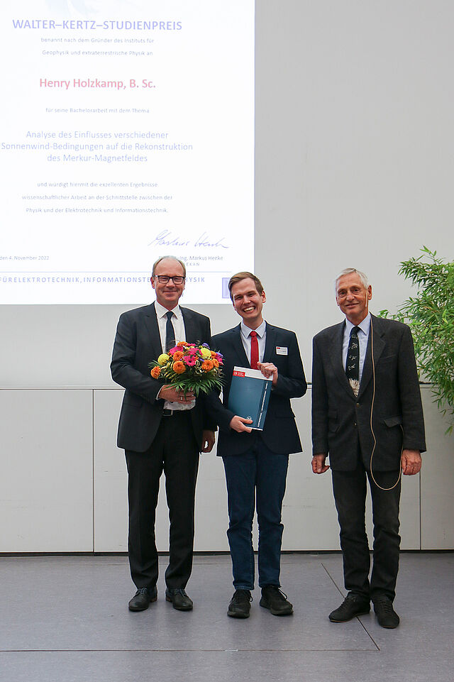 Preisträger Henry Holzkamp, B. Sc. mit Laudator Prof. Uwe Motschmann