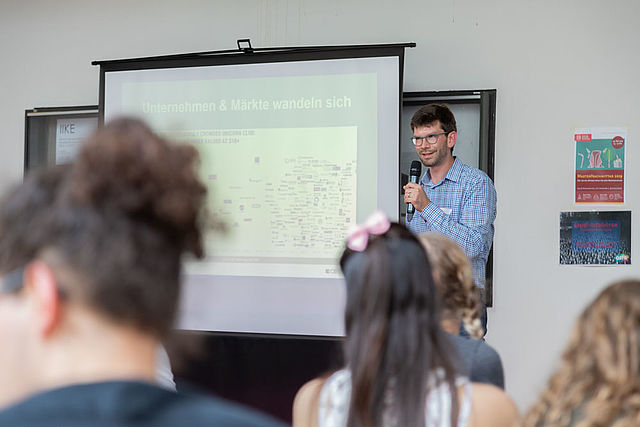 Dr. Jonas Lilienthal (FH Münster) beim Science-Café