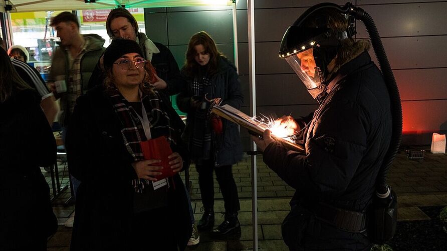 Einmalige Aktion: Mit Wunderkerzen zeichnete ein Pyrograph die Gäste während der Feierlichkeiten anlässlich der 15. Geburtstags des NFF am Nikolaus-Dienstag (06.12.2022) im NFF in Braunschweig