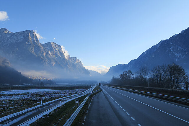 Autobahn in den italienischen Dolomiten vor einem Bergpanorama. 