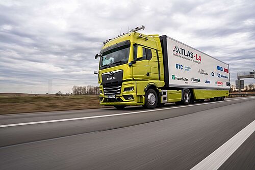 LKW auf einer Autobahn - ab 2025 soll er autonom unterwegs sein