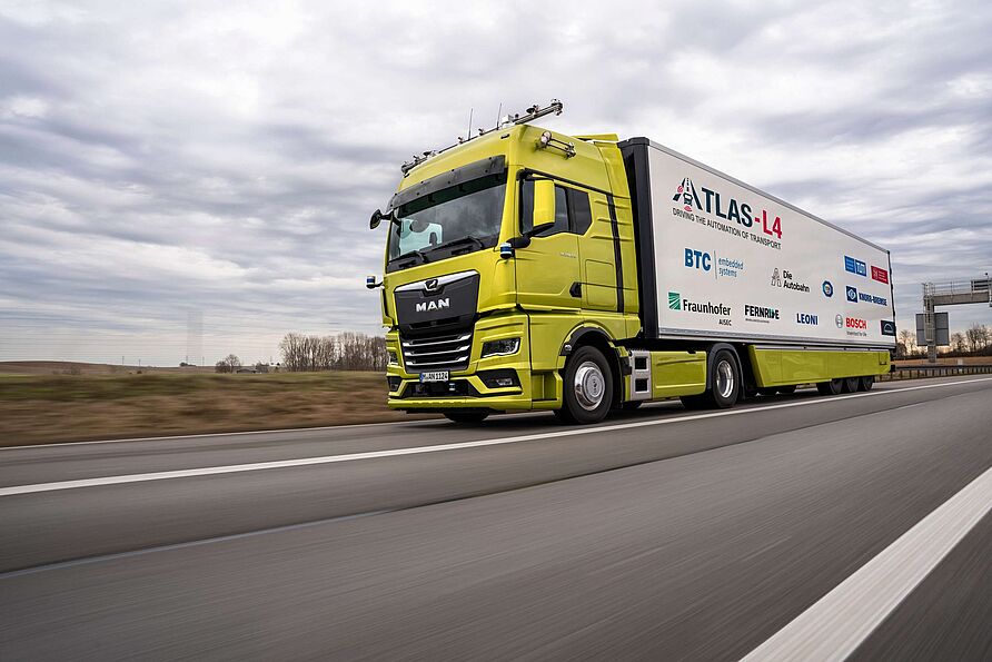 LKW auf einer Autobahn - ab 2025 soll er autonom unterwegs sein