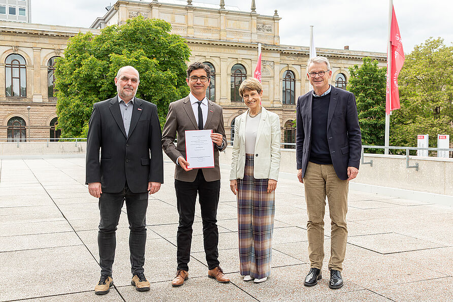 Professor Alejandro Tirachini bei der Ernennung mit TU-Präsidentin Angela Ittel, Departmentsprecher Bauen und Umwelt Professor Jochen Aberle und Professor Bernhard Friedrich vom Institut für Verkehr und Stadbauwesen.