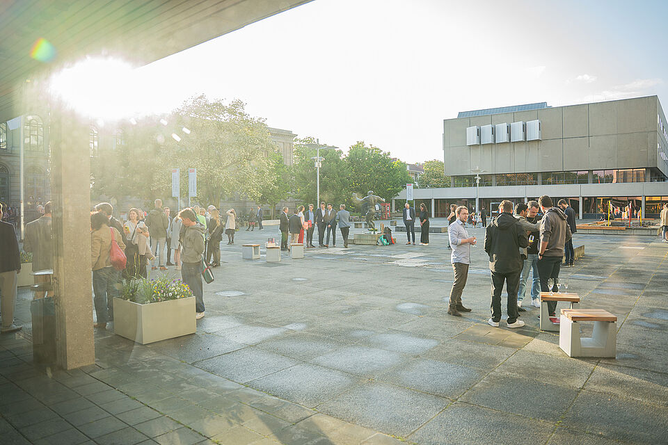 Begegnungen auf dem Universitätsplatz