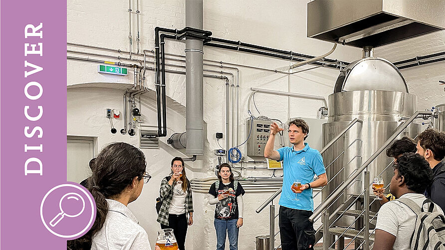 Studierende bei einer Führung in der National Jürgens Brauerei.