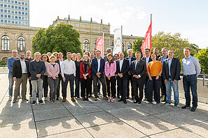 TU President Angela Ittel, Prof. Peter Hecker, Vice President for Research, with the teams from the QuantumFrontiers and SE²A Clusters of Excellence.