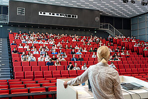 Schüler und Schülerinnen sitzen im Audimax der TU und lauschen einer Vorlesung.