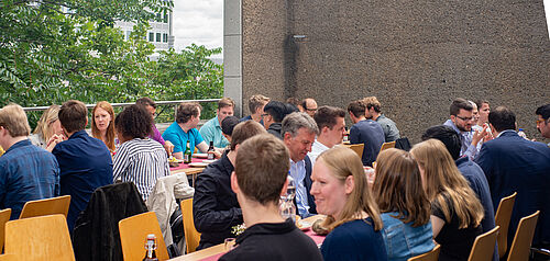 Gruppenfoto Teilnehmende des Deep Learning Lab auf Dachterrasse