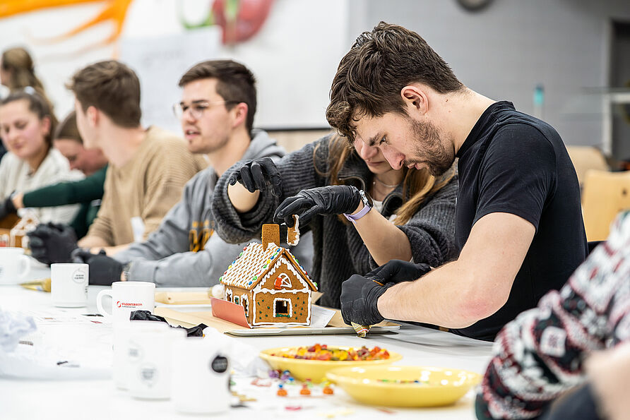 Studierende bauen gemeinsam Lebkuchenhäuser