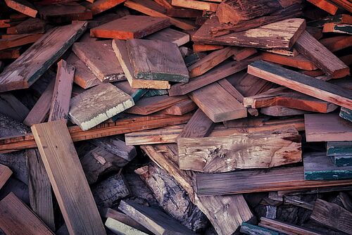 In Deutschland fallen jedes Jahr zwischen sieben und acht Millionen Tonnen Altholz an