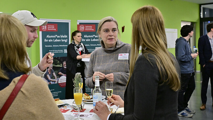 Verlehung des 6. NFF-Doktorandenpreis am 11.1.2025 in Braunschweig: Sektempfang