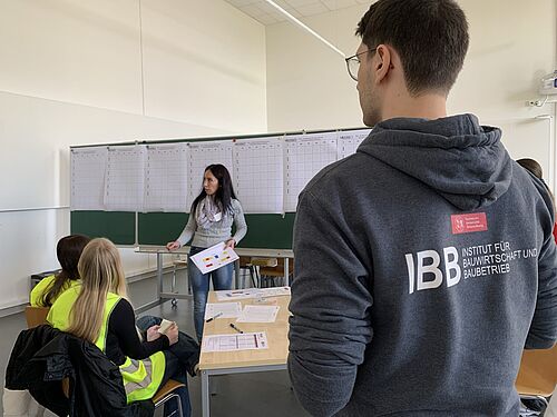 Teilnehmerinnen und Organisatoren des Girls Day 2026 im IBB im Planspiel